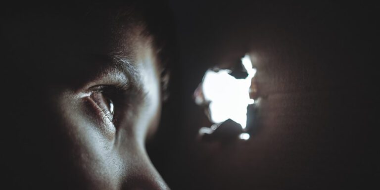 hiding-1209131_1280